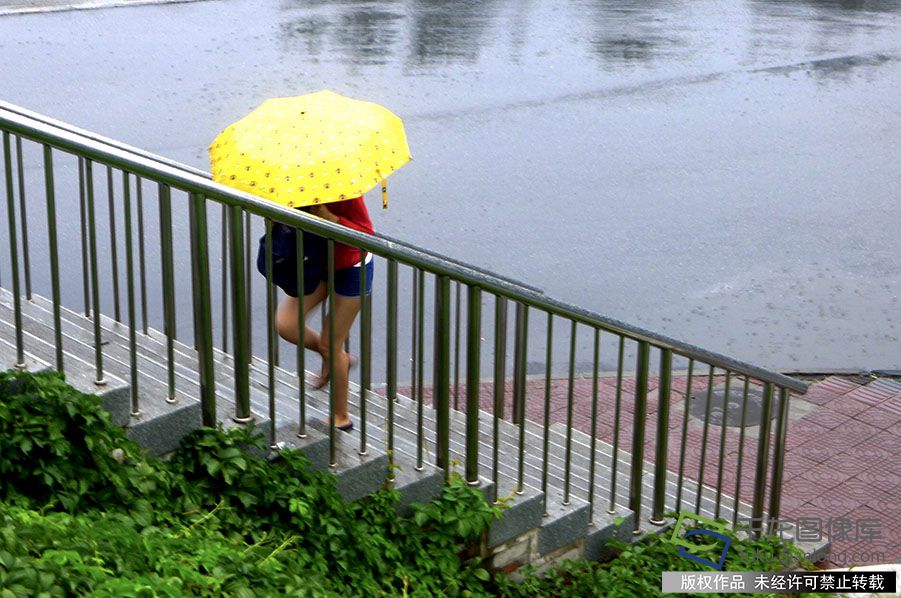 今天白天北京阴有小雨，立秋后天气渐渐转凉，北京常年入秋时间在9月9日，秋天不远了。贺路启摄 千龙网发