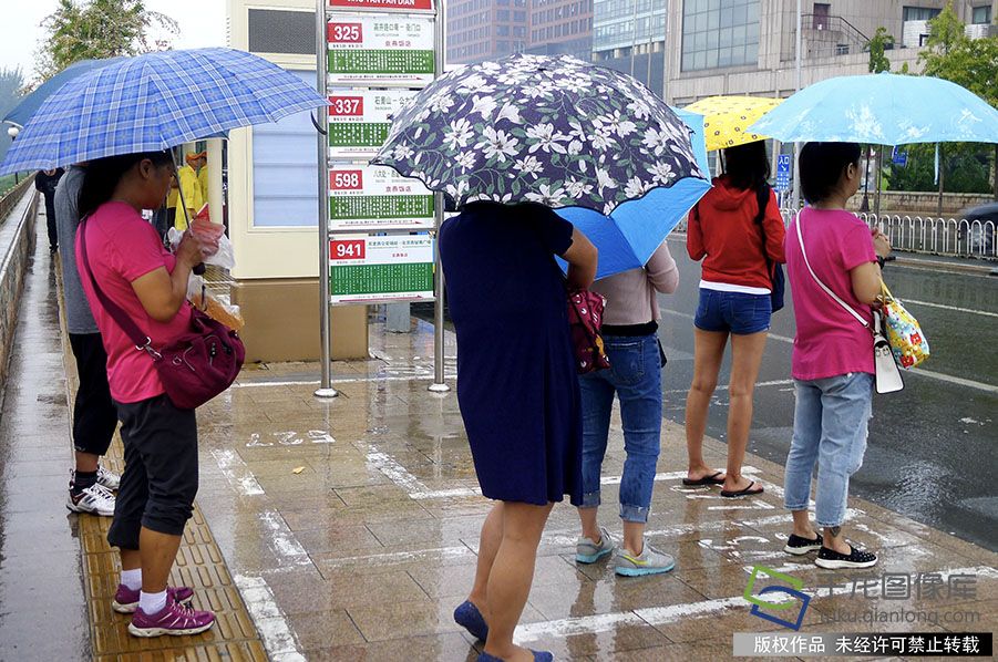 今天白天北京阴有小雨，立秋后天气渐渐转凉，北京常年入秋时间在9月9日，秋天不远了。贺路启摄 千龙网发