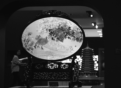 （记者李祺瑶）巧夺天工的玉器石器，色彩富丽的景泰蓝尊瓶，精巧细致的丝绣画作……今天上午，“时代新章——国家博物馆工艺美术作品邀请展”在中国国家博物馆开幕，140件技艺精湛、精巧别致的工艺美术作品呈现出中国当代工艺美术风貌，展示了中华优秀传统文化创造性转化和创新性发展的成果。