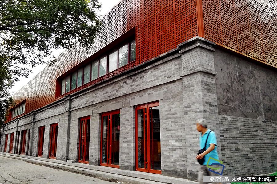 本月底，雍和宫大街改造南段二期建筑风貌提升工程即将完成。刘宏声摄 千龙网发