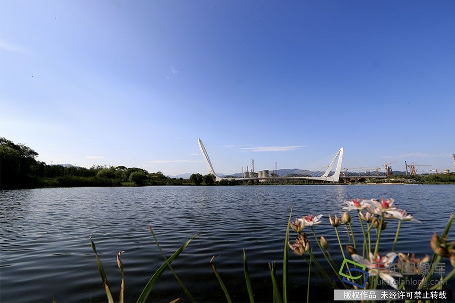 桥梁设计为“两个人手拉手的形状”，被形象地称为“合力之门”  牛云岗摄 千龙网发