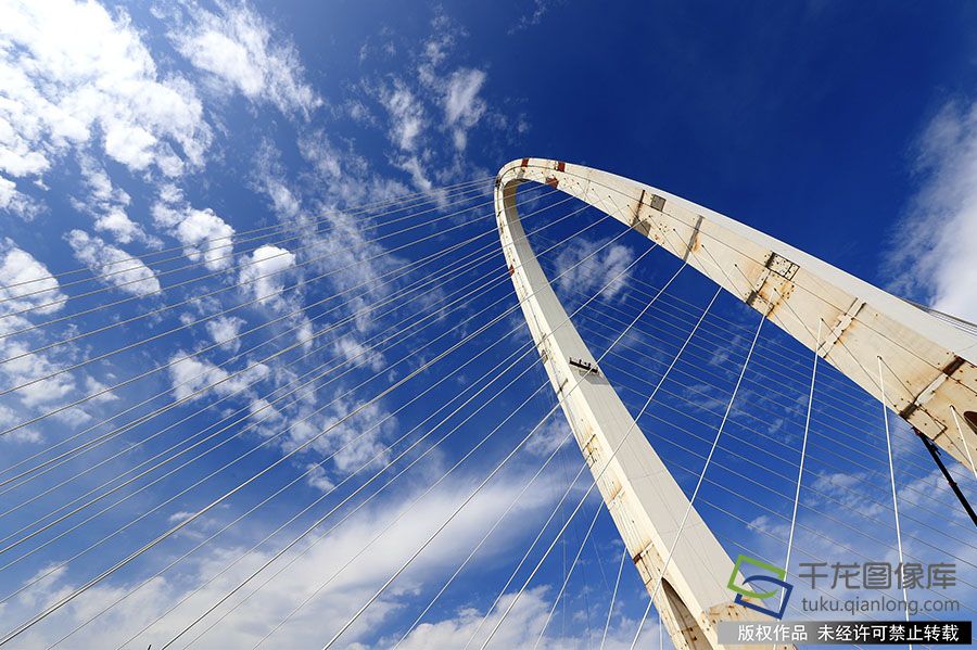 蓝天白云下的新首钢大桥造型优美，但施工难度很大。工程人员通过技术攻关，在这座北京西部新的地标性桥梁上实现了多项技术突破。牛云岗摄 千龙网发