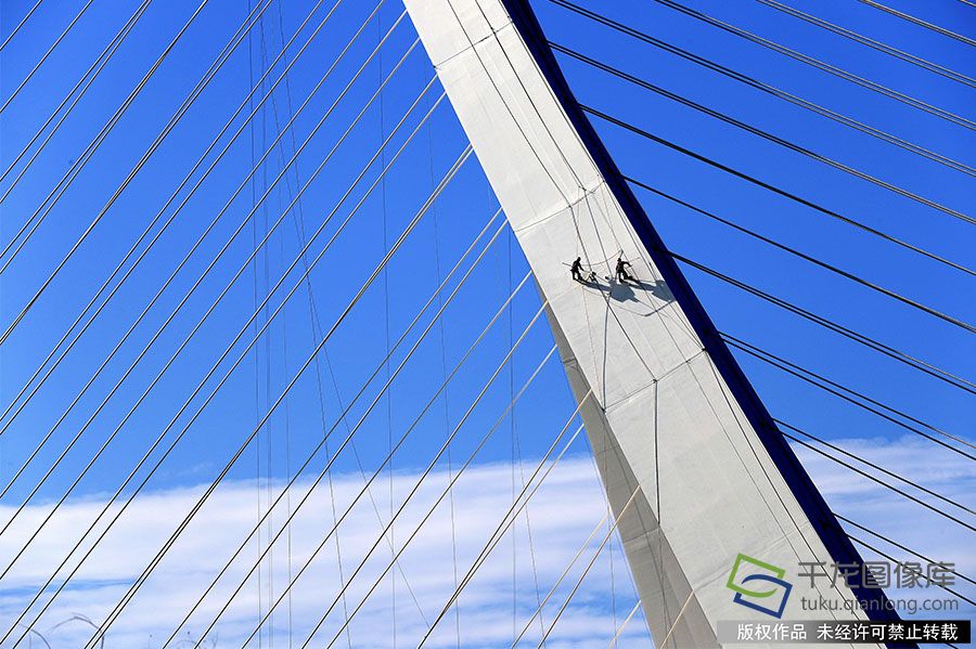 三维空间扭曲构造形态结构设计给制作安装带来了前所未有的挑战，被国内专家称为“世界桥梁钢塔建设史上的一座新里程碑”。牛云岗摄 千龙网发