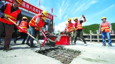 最后一斗500公斤水泥完成浇筑，八达岭站完成封顶。