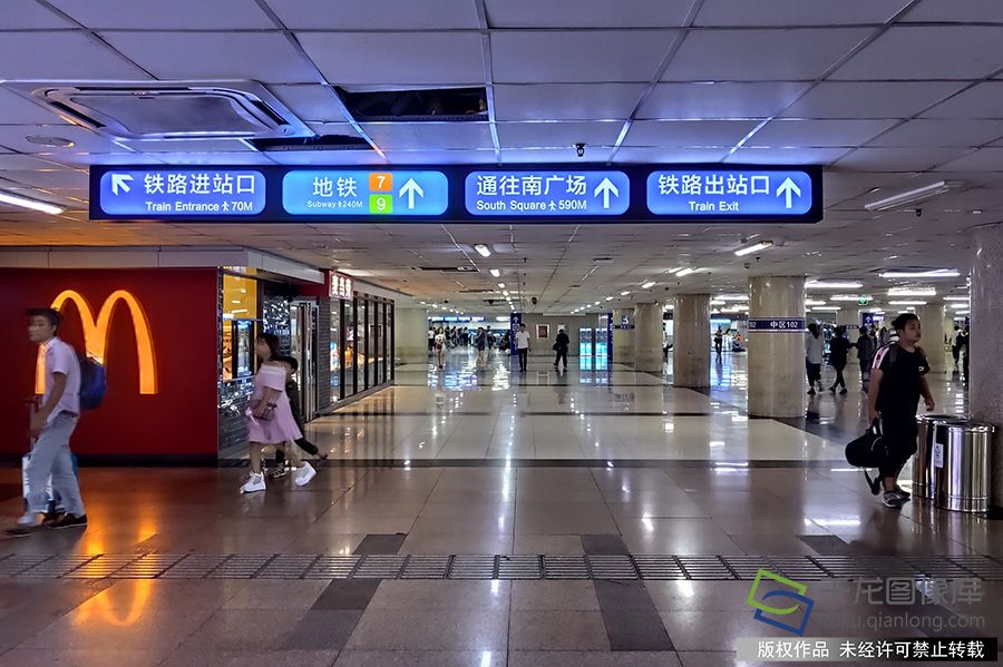 暑运期间，北京西站地区管委会为解决导向标识不清晰、内容过多、字体较小等问题，对导向标识进行调整。赵熔摄 千龙网发