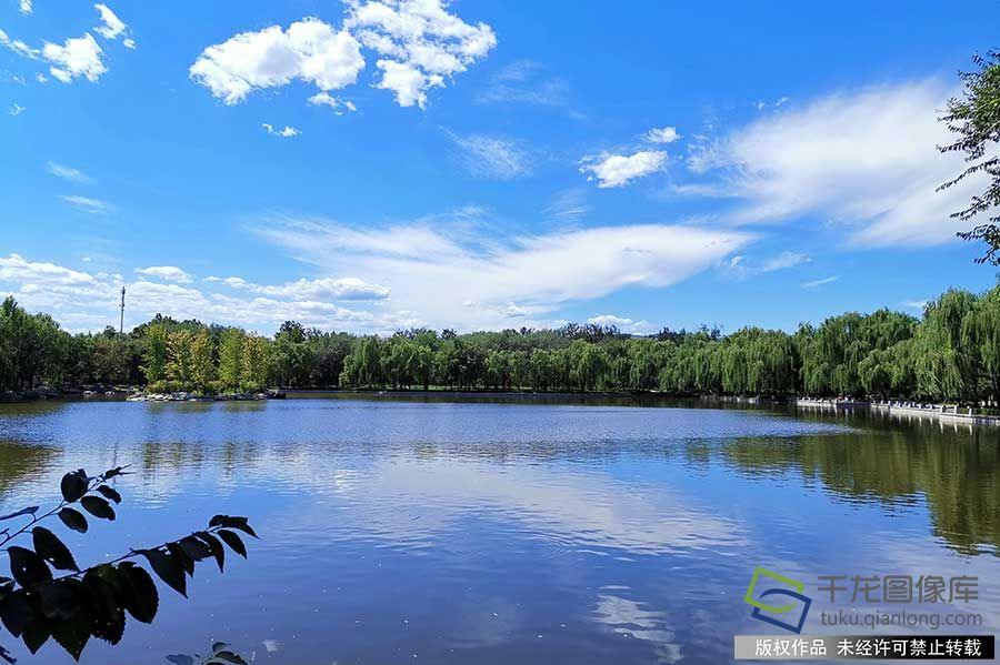 秋高气爽，北京蓝天白云持续在线。燕翔摄 千龙网发