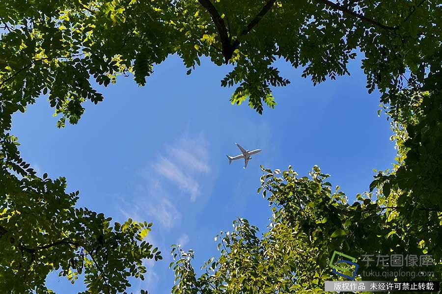 秋高气爽，北京蓝天白云持续在线。燕翔摄 千龙网发