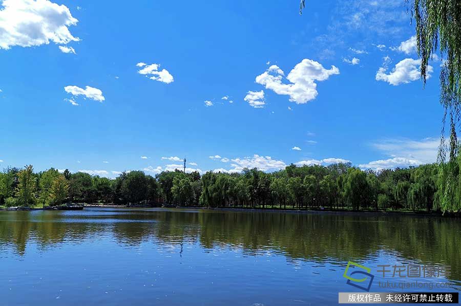 秋高气爽，北京蓝天白云持续在线。燕翔摄 千龙网发