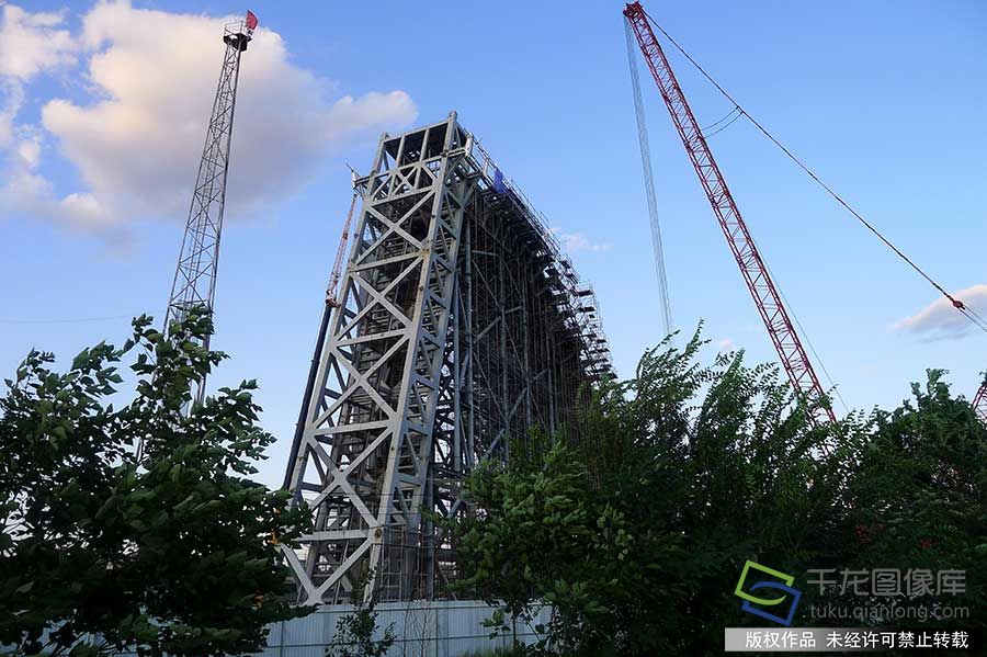 首钢滑雪大跳台建设工程主体结构安装全部完成，最后一根杆件已于8月20日吊装到位。贺路启摄 千龙网发