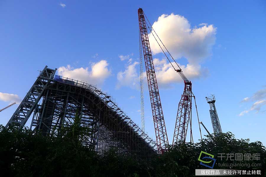 首钢滑雪大跳台建设工程主体结构安装全部完成，最后一根杆件已于8月20日吊装到位。贺路启摄 千龙网发
