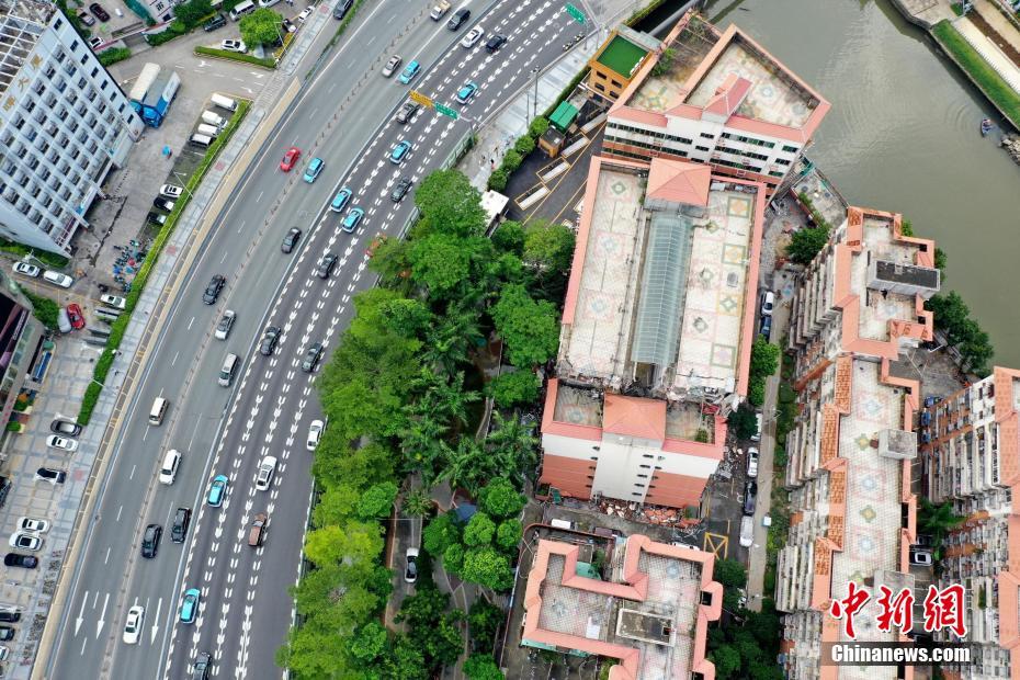 深圳罗湖区一单身公寓楼发生沉降倾斜