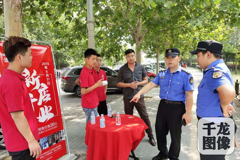 8月26日，大屯执法队在陈经纶中学嘉铭分校开展工作。千龙网发