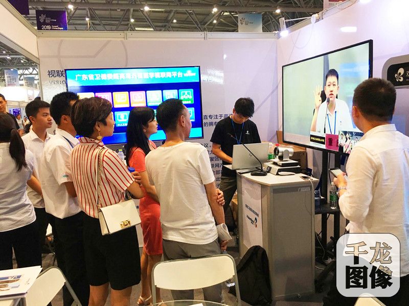 视联动力携带众多创新型解决方案和业态模式亮相智博会并吸引观众驻足。