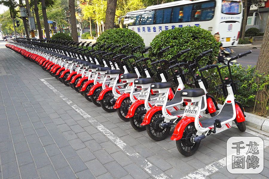2019年9月2日，人民日报社西门，整齐排列着近百辆崭新的电动车。刘宏声摄 千龙网发