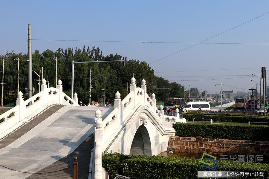 在改造中恢复了珠市口至天桥段的御道，优化中轴线南段的步行体验。牛云岗摄 千龙网发