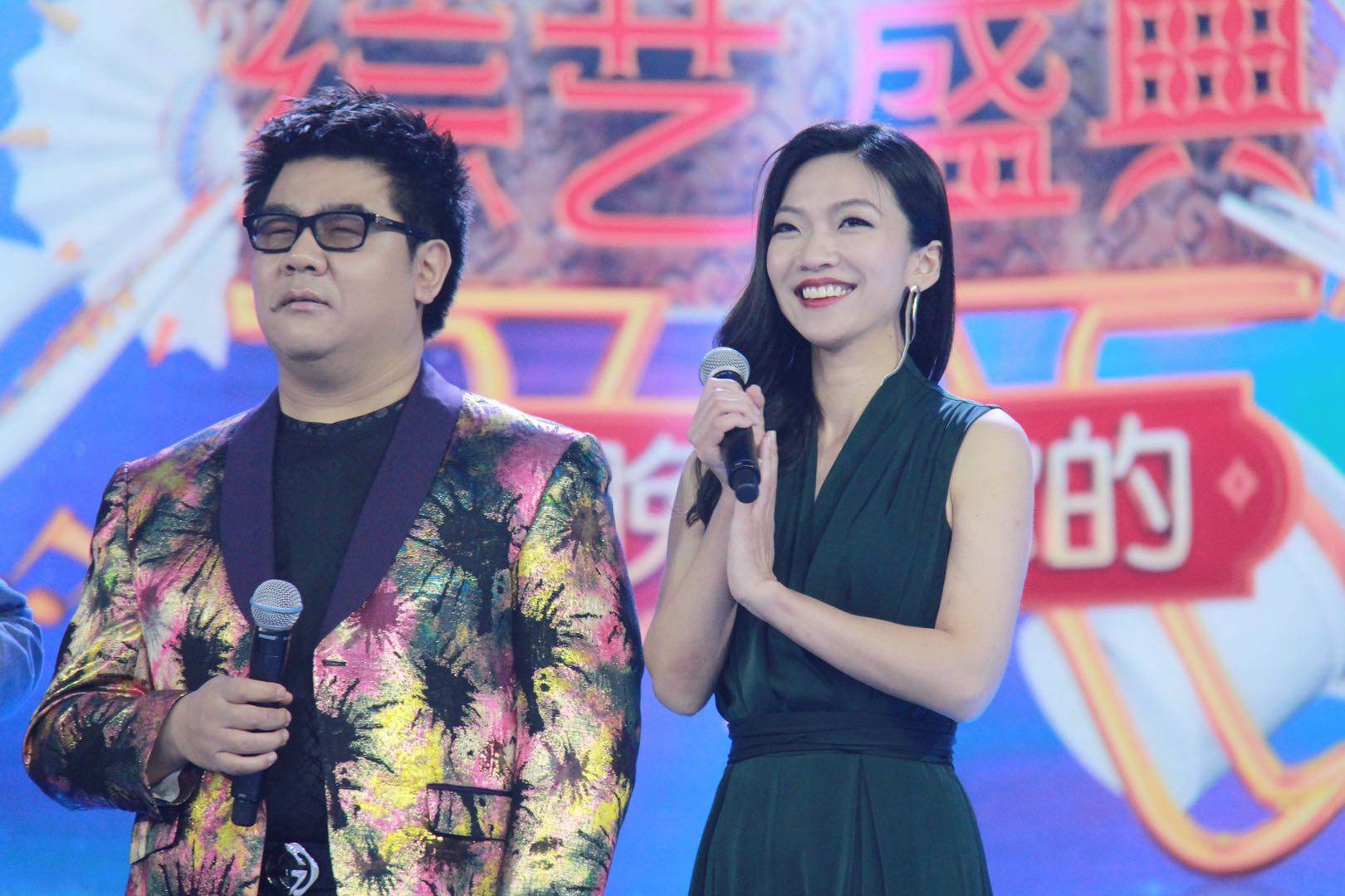 歌手涵子携搭档盲人歌手杨光.jpg