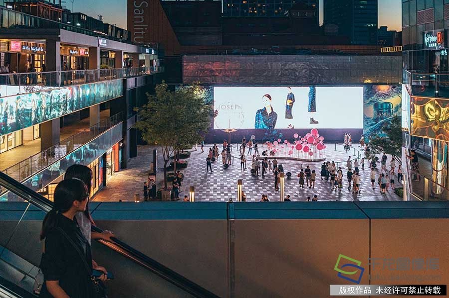 街拍三里屯夜色 赵玉明摄 千龙网发