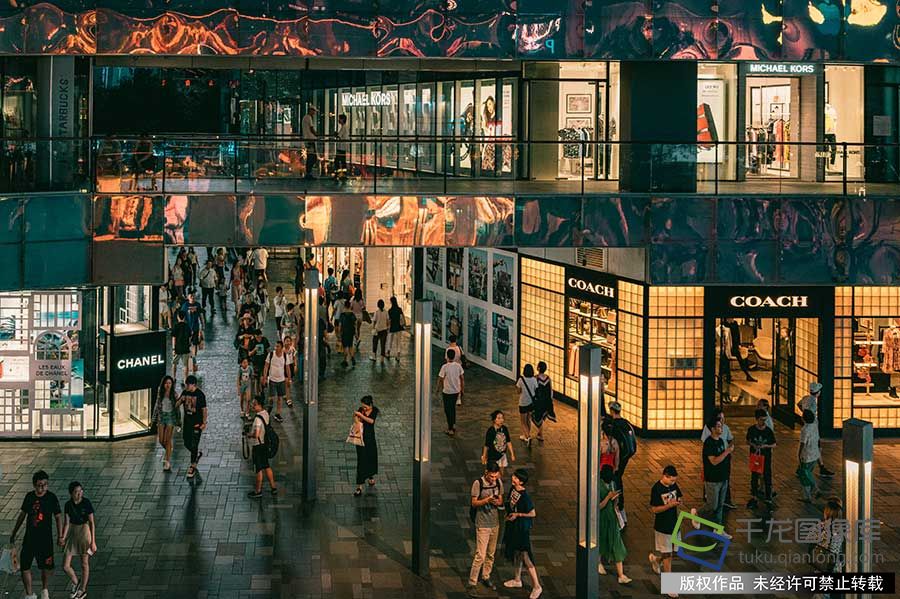 街拍三里屯夜色 赵玉明摄 千龙网发