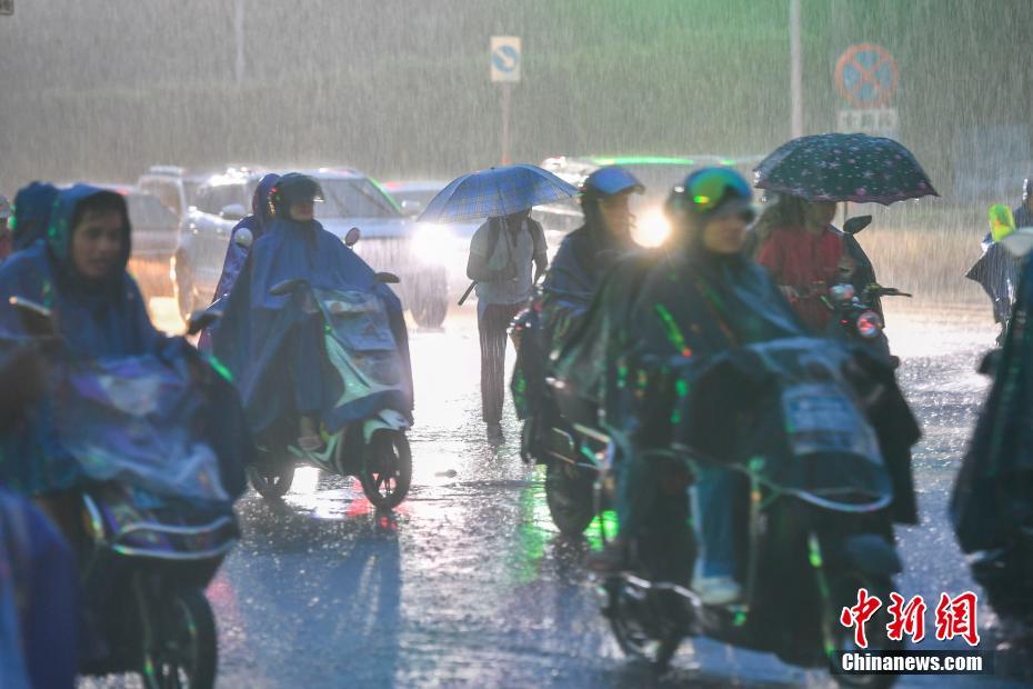 台风&ldquo;剑鱼&rdquo;杀&ldquo;回马枪&rdquo; 海南全岛风雨大作