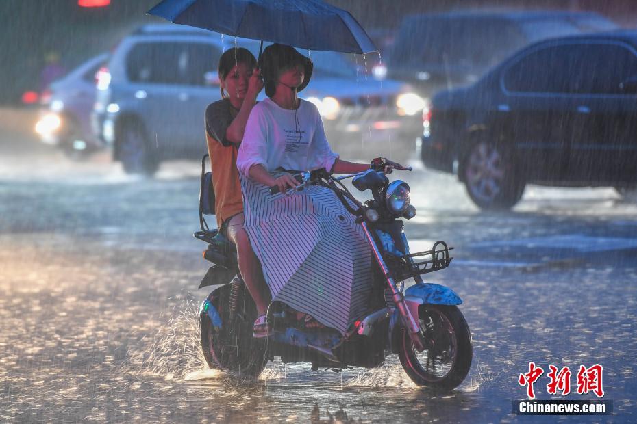 台风&ldquo;剑鱼&rdquo;杀&ldquo;回马枪&rdquo; 海南全岛风雨大作