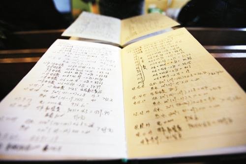 还有一本账，记录着更大的变化，那就是首都的大账本。就业是民生之本，老百姓就业如何直接关系收入。1974年末，全市就业人数380.7万人，到2018年末达到1237.8万人，就业人员占全市常住人口的比重由45.5%提升至57.5%。北京产业结构日趋合理，实现了由“一二三”格局向“三二一”格局的转变。就业人数直线上升，就业质量显著提升，这也从宏观层面彰显共享发展实实在在的成效。