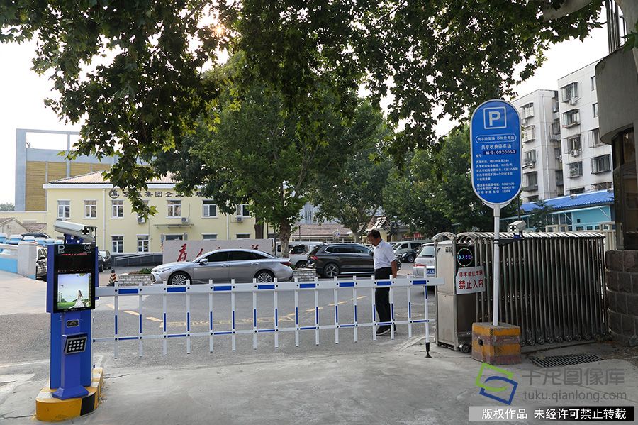 2019年9月4日，北京门头沟首个错时共享停车场投入使用。侯继庆摄 千龙网发
