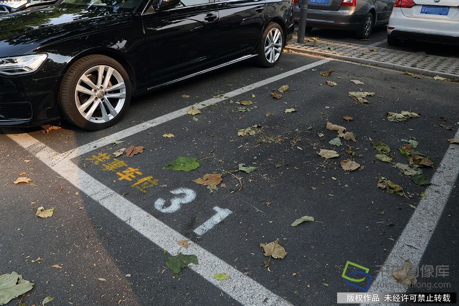 2019年9月4日，北京门头沟首个错时共享停车场投入使用，管理人员在车位上喷了黄色标识。侯继庆摄 千龙网发
