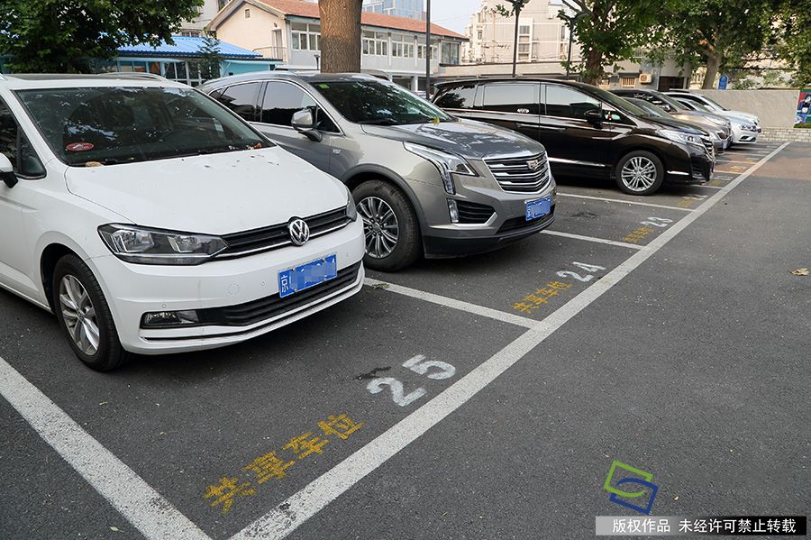 2019年9月4日，北京门头沟首个错时共享停车场投入使用，管理人员在车位上喷了黄色标识。侯继庆摄 千龙网发
