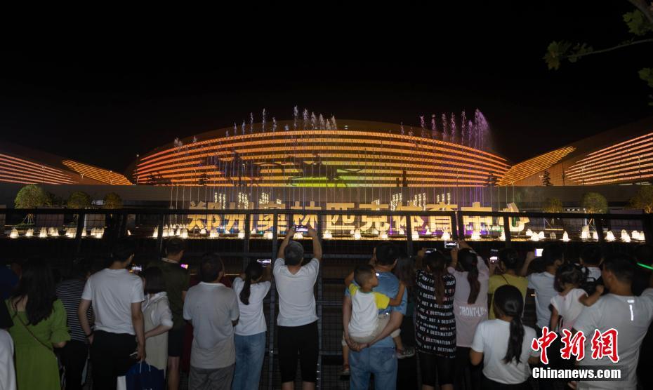 郑州奥体中心灯光璀璨迎民族盛会