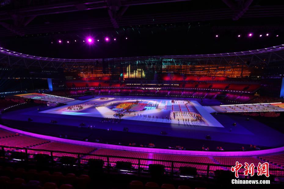 郑州奥体中心灯光璀璨迎民族盛会