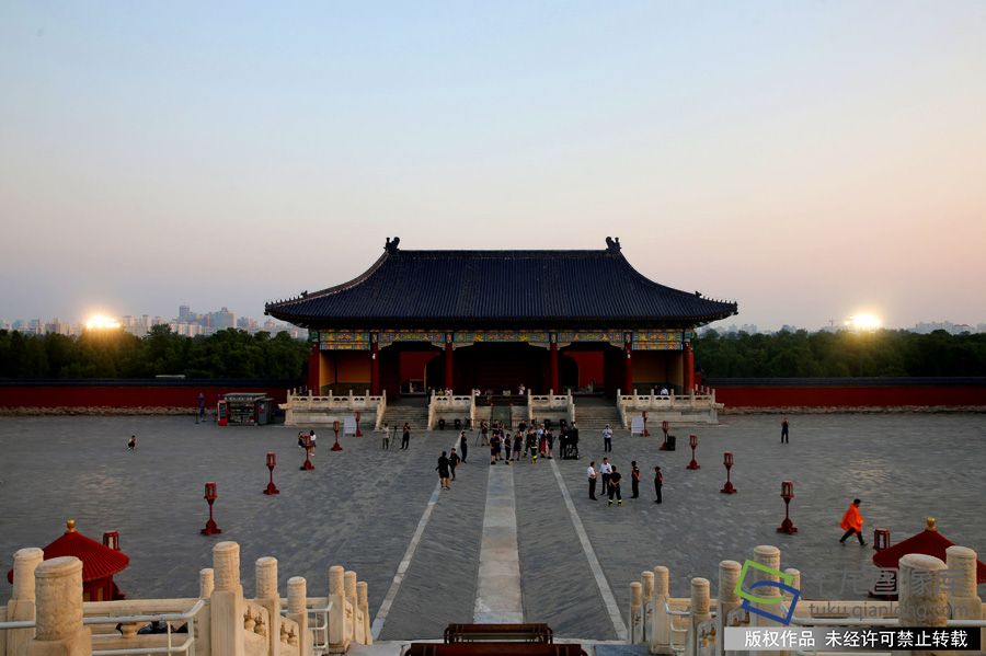 2019年9月6日晚，伴随夕阳西下，聚光灯的点亮，北京天坛公园夜色斑斓璀璨，美丽如画。郭俊锋摄 千龙网发
