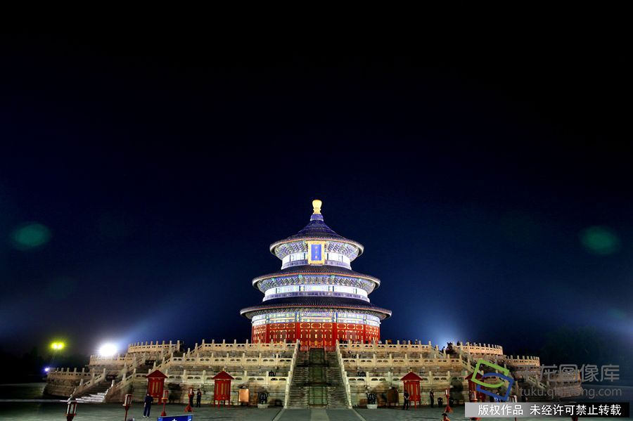 2019年9月6日晚，伴随夕阳西下，聚光灯的点亮，北京天坛公园夜色斑斓璀璨，美丽如画。郭俊锋摄 千龙网发
