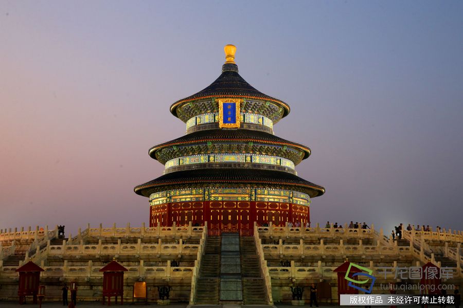 2019年9月6日晚，伴随夕阳西下，聚光灯的点亮，北京天坛公园夜色斑斓璀璨，美丽如画。郭俊锋摄 千龙网发
