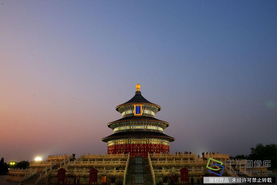 2019年9月6日晚，伴随夕阳西下，聚光灯的点亮，北京天坛公园夜色斑斓璀璨，美丽如画。郭俊锋摄 千龙网发
