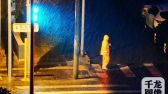 2019年9月10日凌晨，路人在狂风暴雨中的北京街头前行。樊甲山摄 千龙网