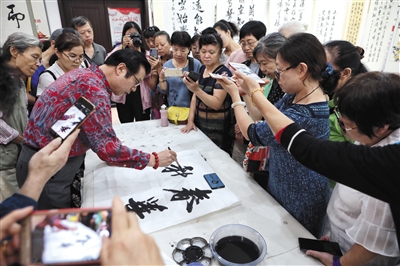 昨日(11日)，书法家刘宝才现场创作，社区居民近距离观摩。当日，白纸坊街道在坊间书阁举办“我和我的祖国”主题书画展活动，展出书画家、书画爱好者的近百幅书画作品。书法家刘宝才先生和山水画家温付海先生也来到现场，为居民讲解书画技巧。据介绍，此次展览将持续到9月17日。