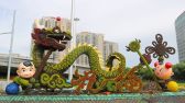 2019年9月16日，随着国庆佳节临近，北京街头主题花坛陆续亮相，吸引市民驻足观赏拍照。张跃明摄 千龙网发
