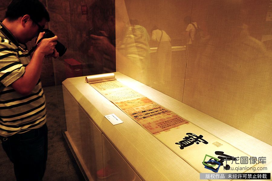 2019年9月17日，由文化和旅游部、国家文物局主办的“回归之路——新中国成立70周年流失文物回归成果展”在中国国家博物馆开幕，600余件海外流失文物讲述“回家故事”。本次展览是我国首次对流失文物回归工作进行全景式展现。展览系统梳理了新中国成立70年来300余批次、15万余件回归文物情况，精心遴选25个具有代表性的文物回归案例，为观众讲述了文物回归的曲折历程与精彩故事。贺路启摄 千龙网发