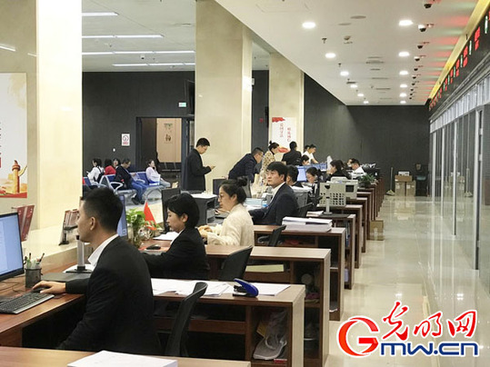 【新中国从这里走来】智慧政务“一键”办理 数字服务高效便民