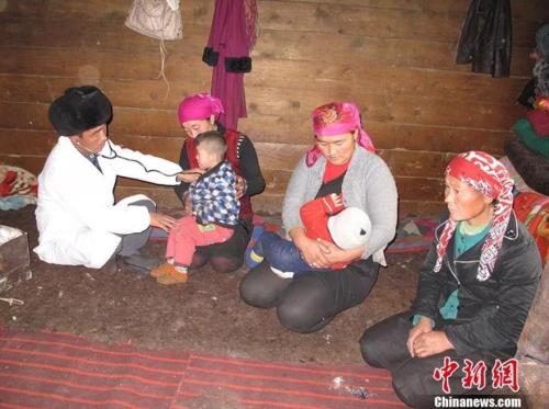 行医时，居马泰&middot;俄白克还承担着义务宣传员的角色。