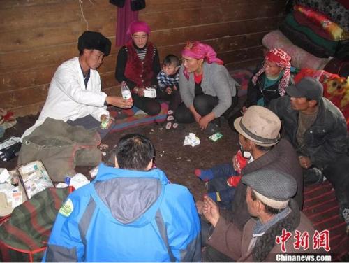 图为居马泰&bull;俄白克讲解分装酒精和使用方法。 刘灵波 摄