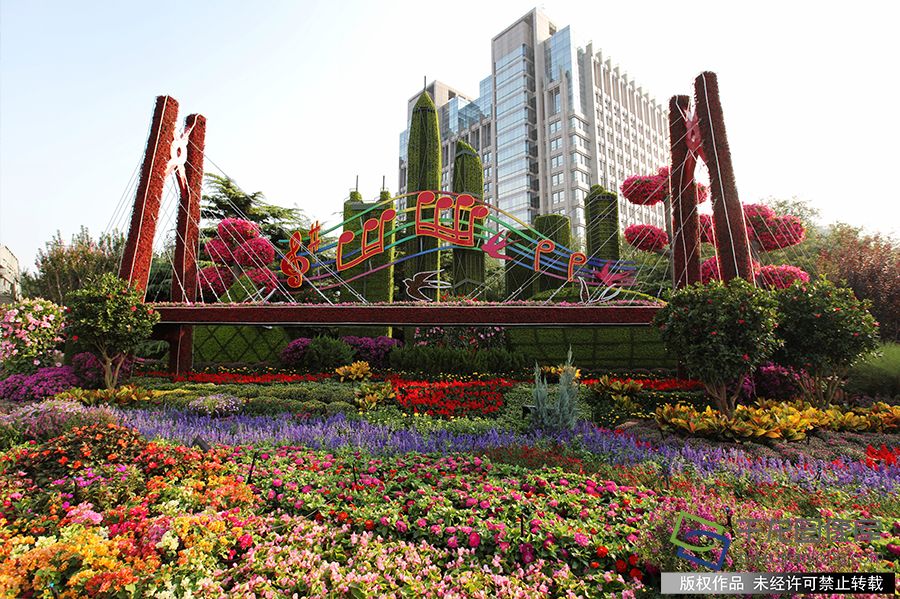 东单东北角花坛主题花坛是“春天的故事” 刘宏声摄 千龙网发