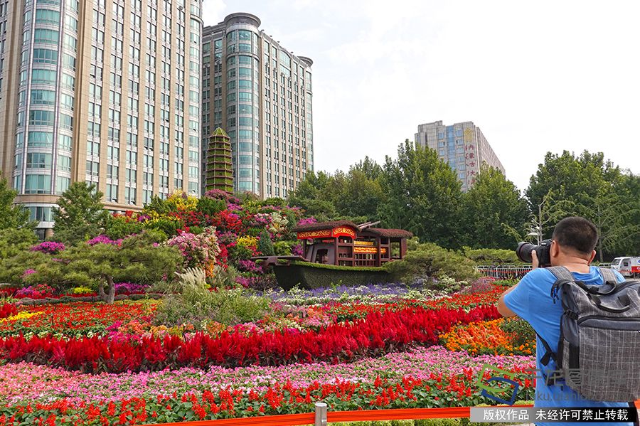 东单东南角花坛主题是“不忘初心” 赵乃明摄 千龙网发