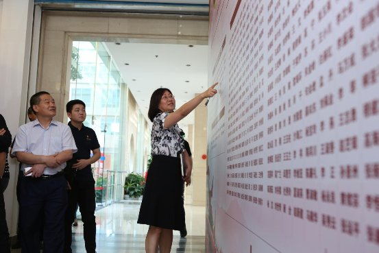 人民创造历史,劳动开创未来。“我们一定要在全社会大力弘扬劳模精神,劳动精神,大力宣传劳动模范和其他典型的先进事迹,引导广大人民群众树立辛勤劳动、诚实劳动、创造性劳动的理念,让劳动光荣,创造伟大成为铿锵的时代强音,让劳动最光荣、劳动最崇高、劳动最伟大、劳动最美丽蔚然成风。”