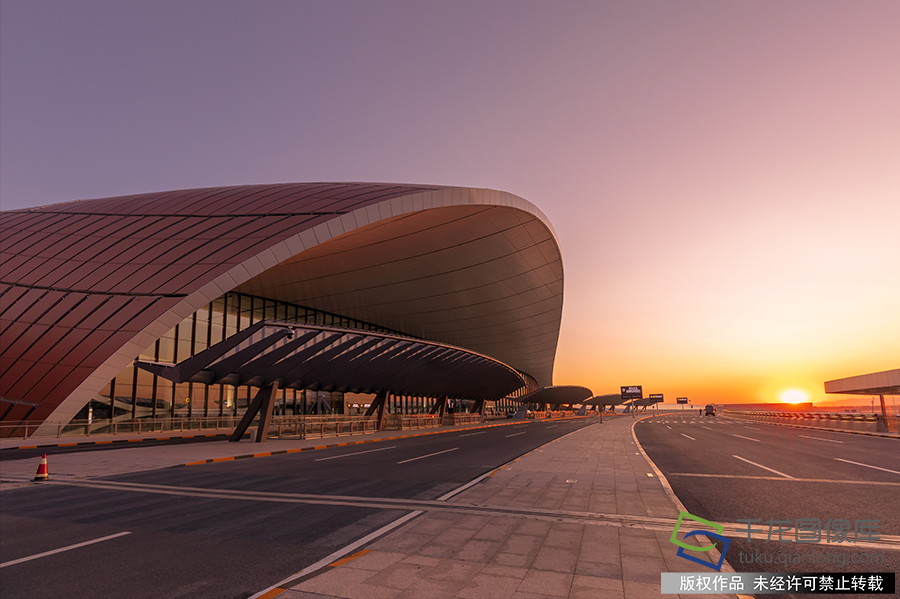 在经历了7次综合模拟演练、3场验证试飞之后，北京大兴国际机场迎来它“凤凰展翅”的高光时刻。昨日，北京大兴国际机场投运仪式隆重举行。周青摄 千龙网发