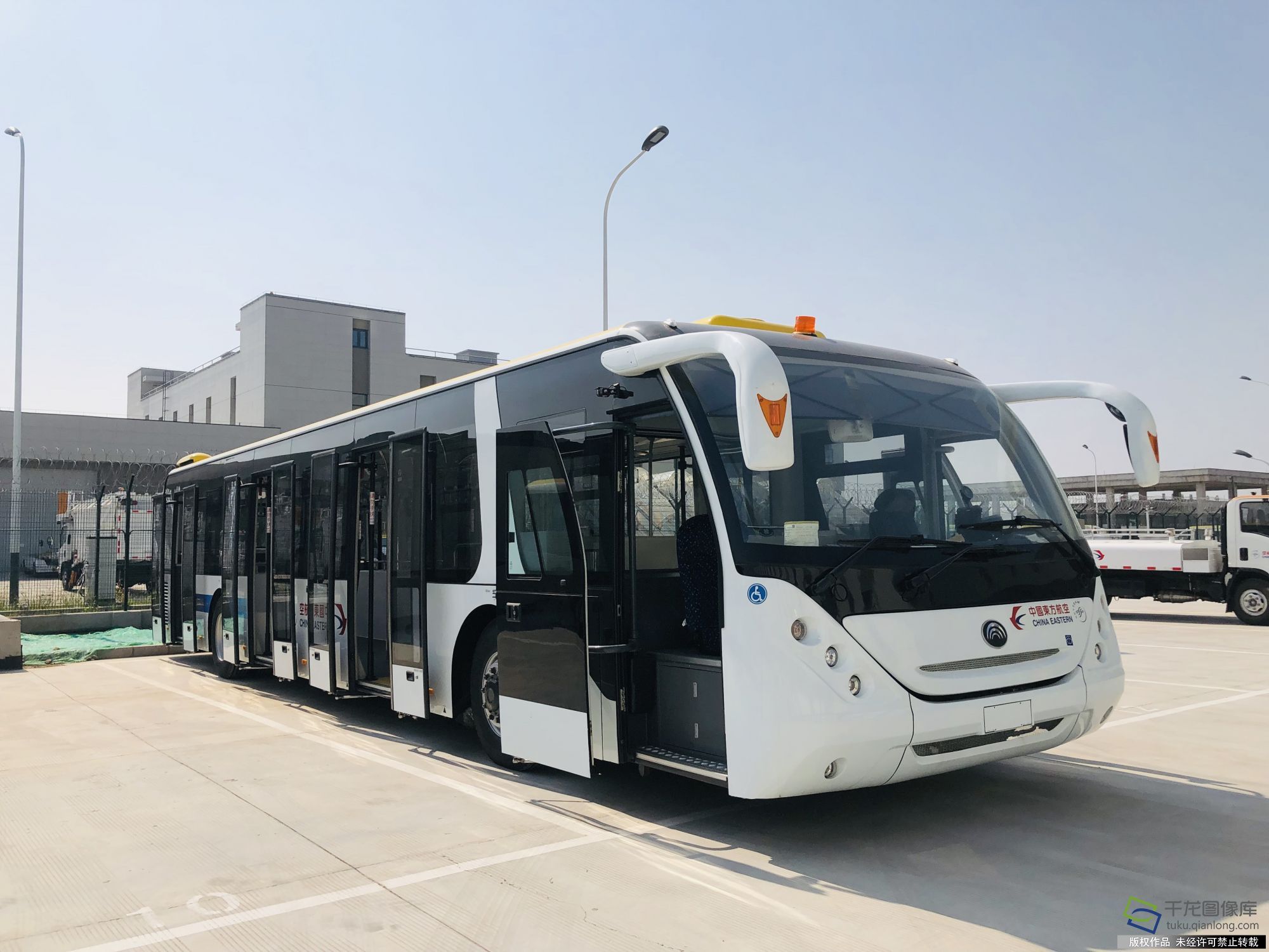 中国东方航空公司5G摆渡车，通过摄像头人脸识别确认旅客乘机信息是否正确