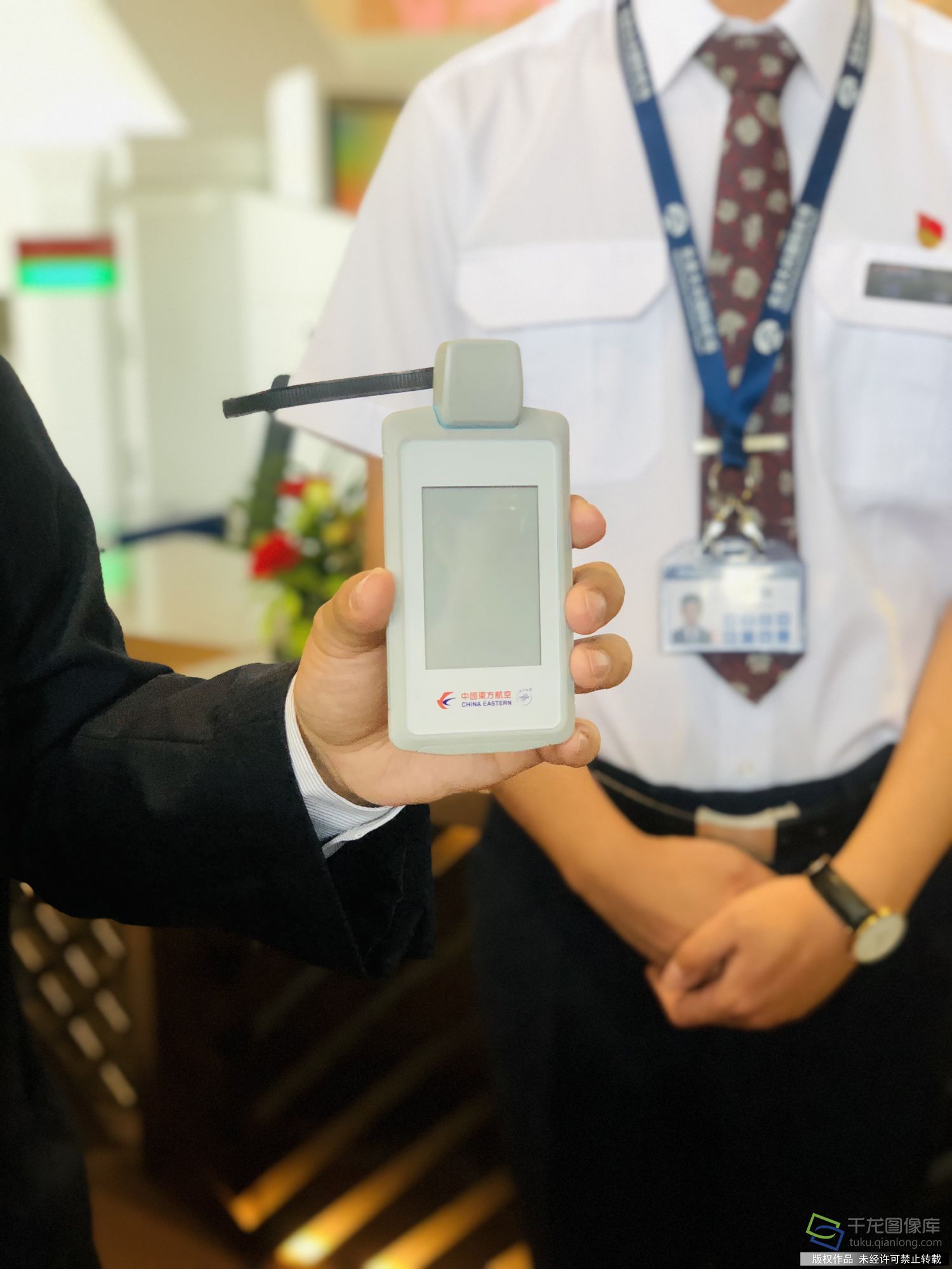 中国东方航空公司专属电子行李牌，可随时跟踪行李去向。