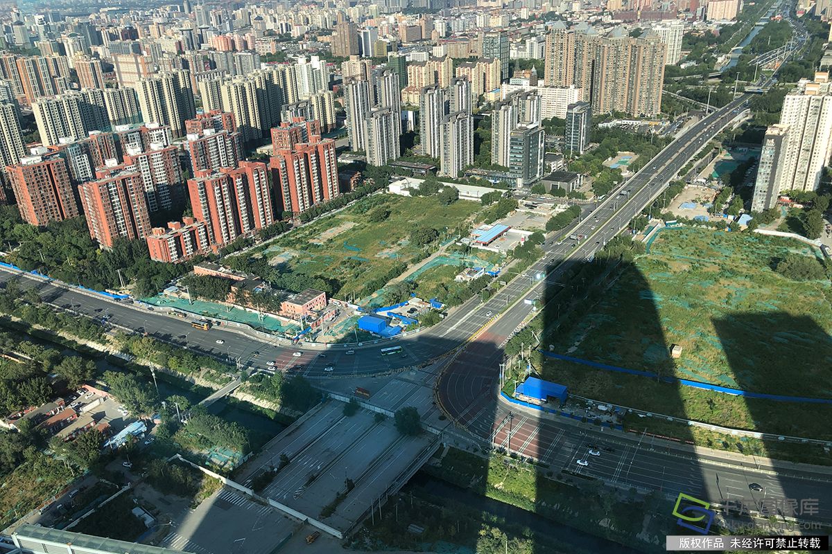 9月25日下午，“壮丽70年·时代‘京’彩”网络主题宣传活动走进丰台，俯瞰中关村丰台园、丽泽金融商务区整体建设情况。图为站在丽泽金融商务区首创中心俯瞰（图片来源：tuku.qianlong.com ）。千龙网记者 刘阳摄