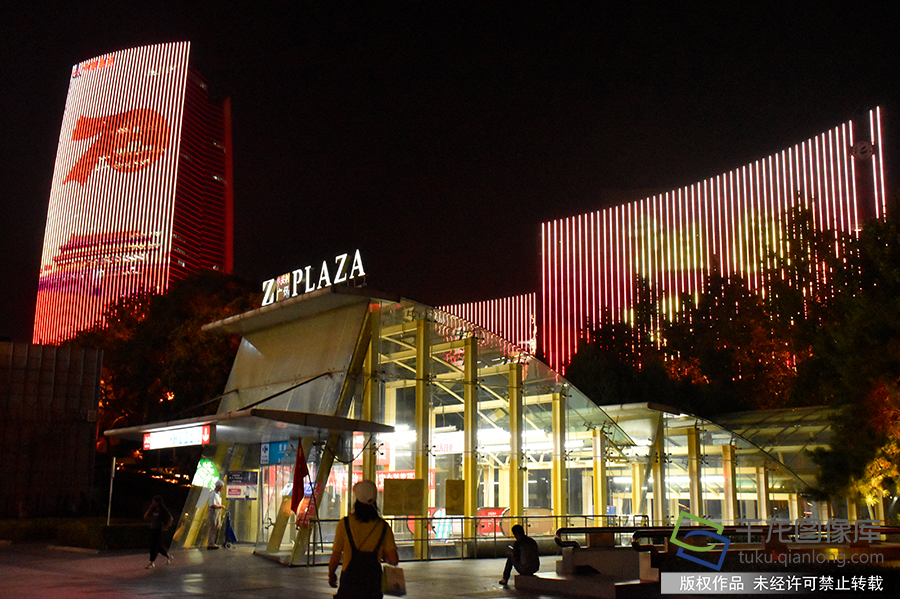 内容上选取了双清别墅、六角红亭等革命旧址，生动再现了中共中央在香山继续指挥解放全中国、筹建新中国的光辉岁月，利用东方红一号、长征一号、蛟龙号、复兴号等大国重器展现我国在载人航天、探月工程、载人深潜、高速铁路等领域取得的辉煌成就。燕翔摄 千龙网发