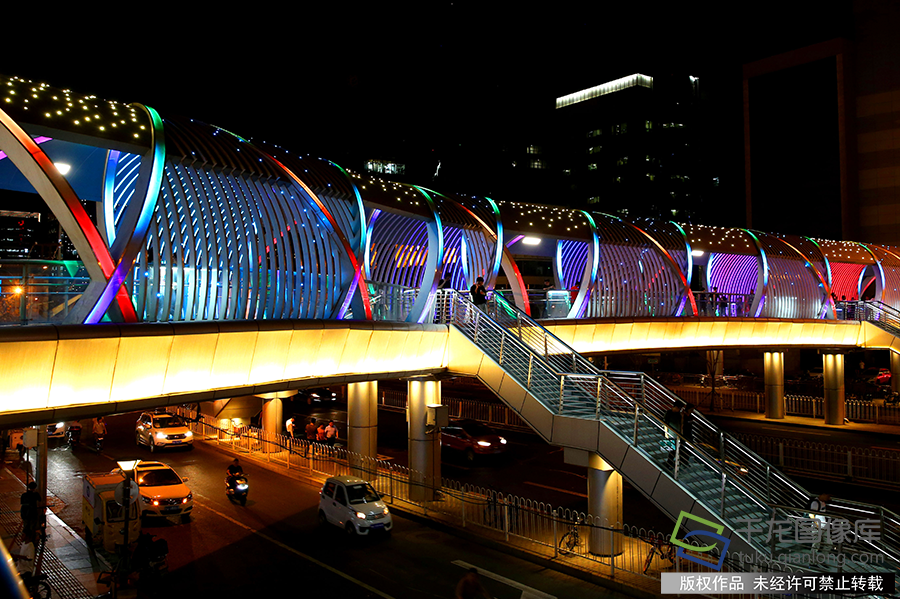 灯光秀以璀璨绚烂的色彩庆祝新中国70华诞。郭俊锋摄 千龙网发